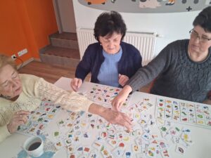 seniorki odszukują na ilustrację, które mają na swoich planszach