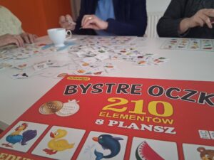 rozsypane kartoniki z obrazkami z gry bystre oczko