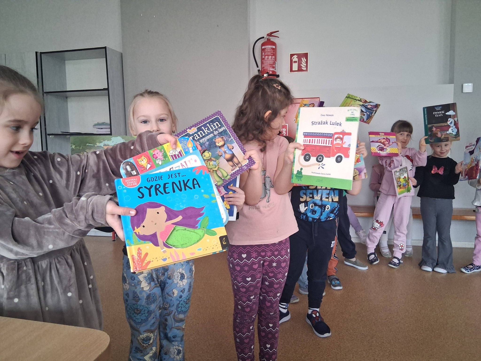 dzieci pokazują jakie wybrali książki