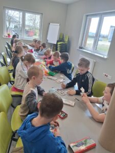 zdjęcie dzieci pracujących przy stole