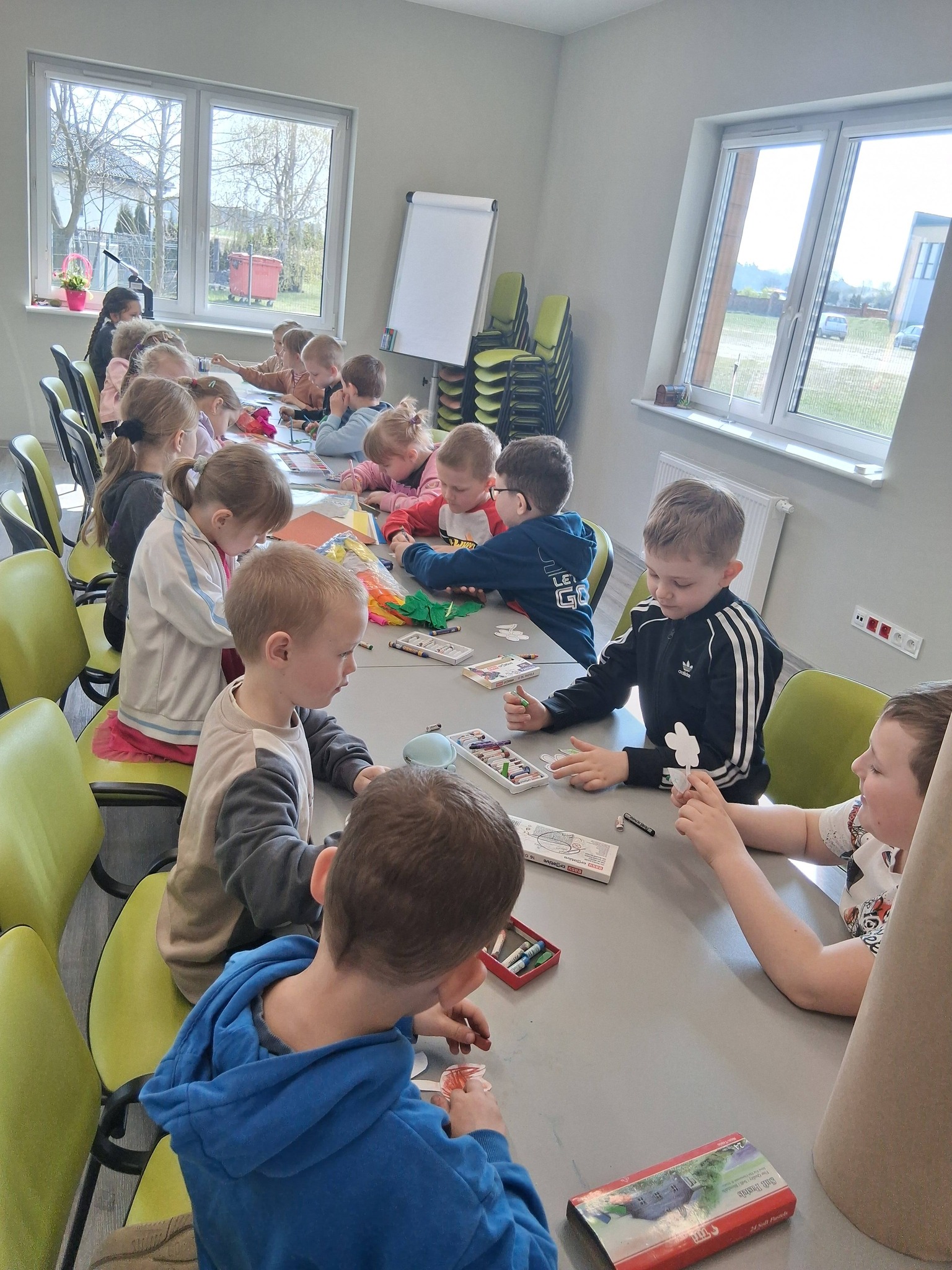 zdjęcie dzieci pracujących przy stole