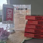 zdjęcie stosu książek Kości proroka