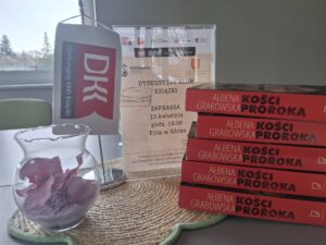 zdjęcie stosu książek Kości proroka