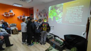 uczestnicy oglądają przyniesiony sprzęt przez prowadzących