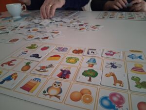 rozsypane kartoniki z obrazkami z gry bystre oczko