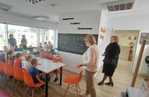 pani dyrektor i prowadzący witają dzieci