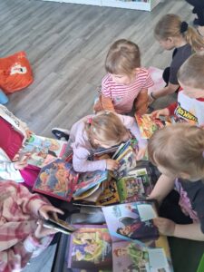 dzieci wybierają książki z walizki
