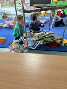 dzieci wybierają książki