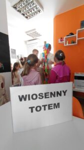 dzieci składają wszystkie elementy w jedną pracę