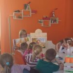 bibliotekarka czyta bajkę