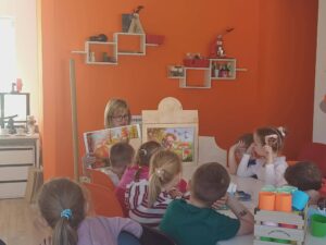 bibliotekarka czyta bajkę