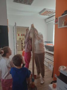 dziewczynka wraz z bibliotekarką tworzą totem