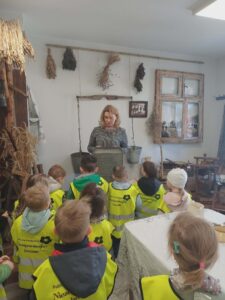 bibliotekarka pokazuje eksponaty