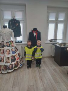 dwójka chłopców stoi przy wystawie