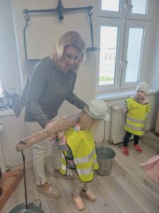 dzieci oglądają eksponaty