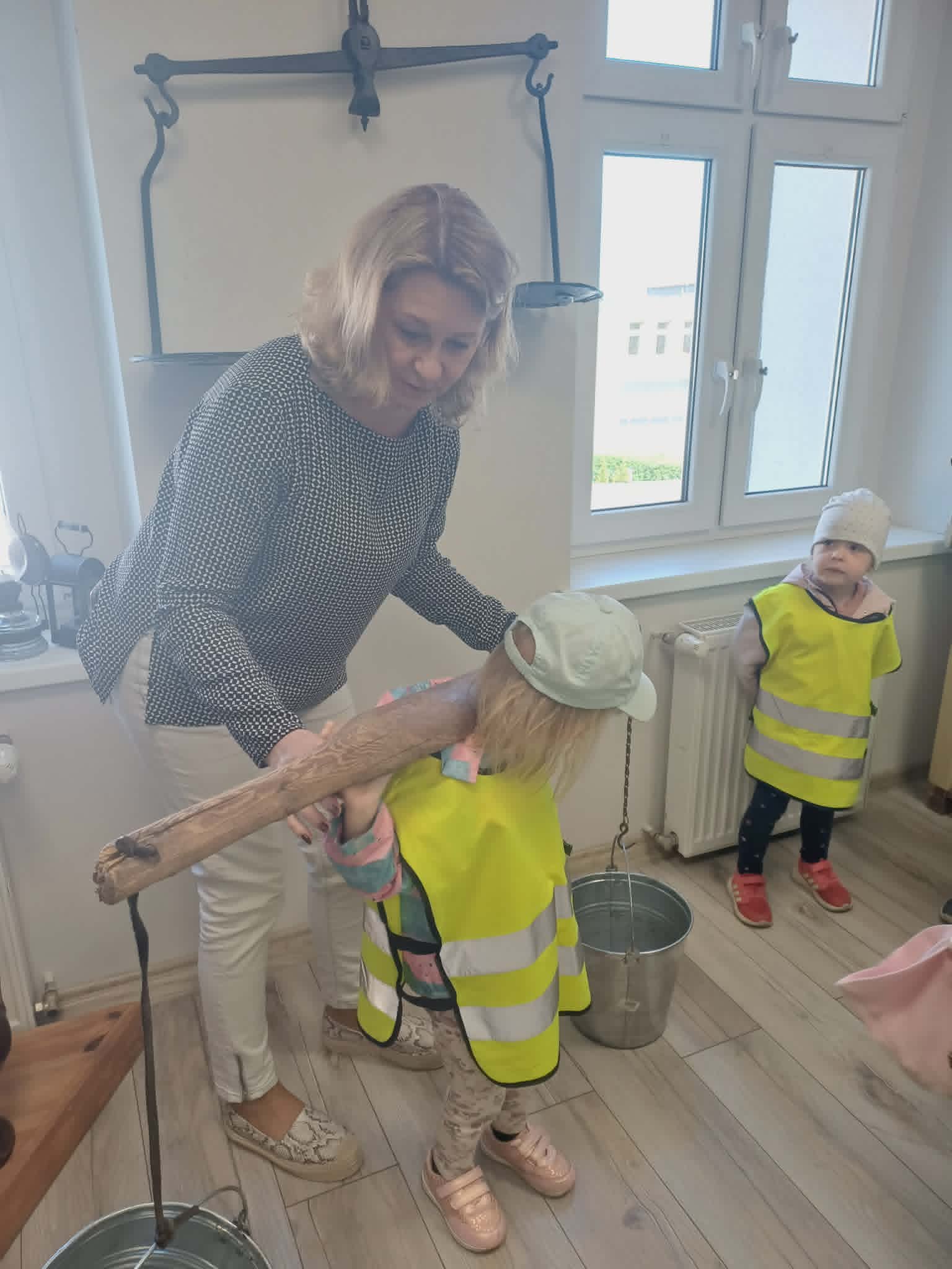 dzieci oglądają eksponaty