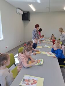 dzieci wykonują prace plastyczne
