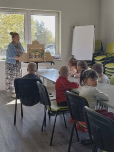 bibliotekarz czyta dzieciom bajkę