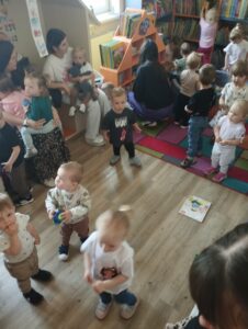 dzieci wybierają książki z półki