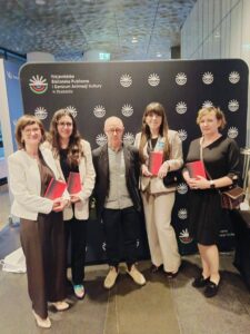 zdjęcie dyrektorów z laureatem nagrody literackiej