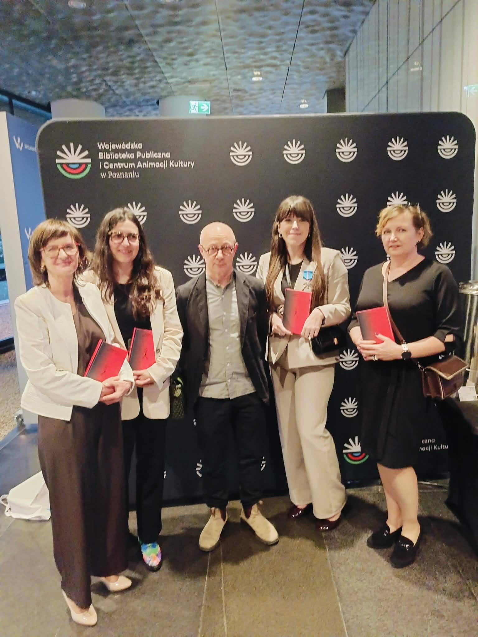 zdjęcie dyrektorów z laureatem nagrody literackiej