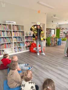 bibliotekarz czyta wiersz, strażak odgrywa rolę