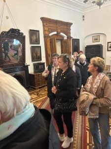 uczestnicy wycieczki oglądają wystawę w zamku