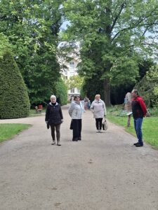 uczestnicy spacerują po arboretum