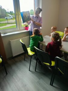 bibliotekarz czyta dzieciom bajkę