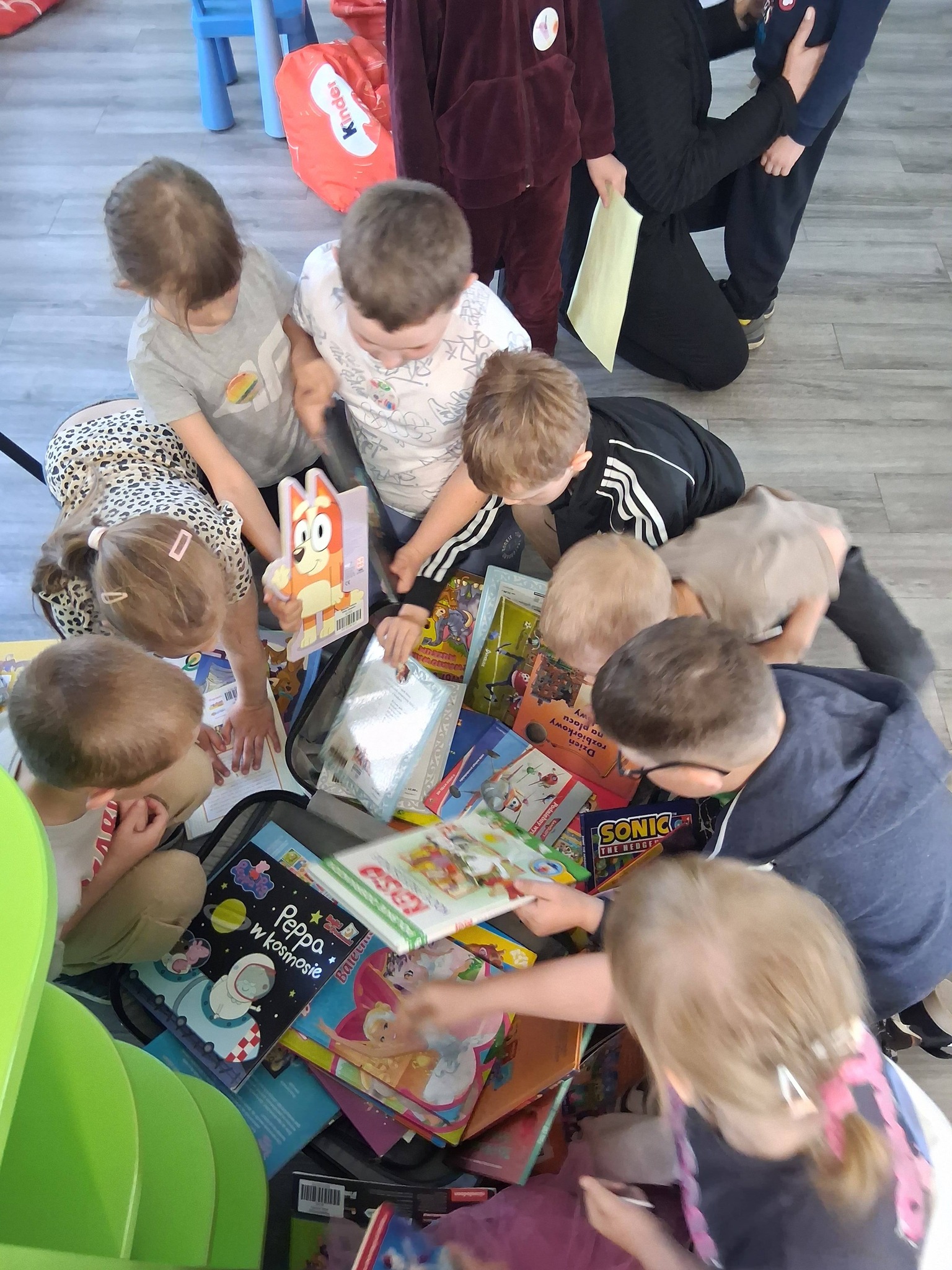dzieci wybierają książki z walizki
