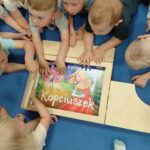 dzieci oglądają bajkę w teatrzyki kamishibai