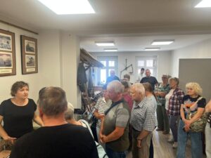 pani dyrektor oprowadza gości po izbie regionalnej