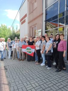 zdjęcie gości z PTTK przed biblioteką