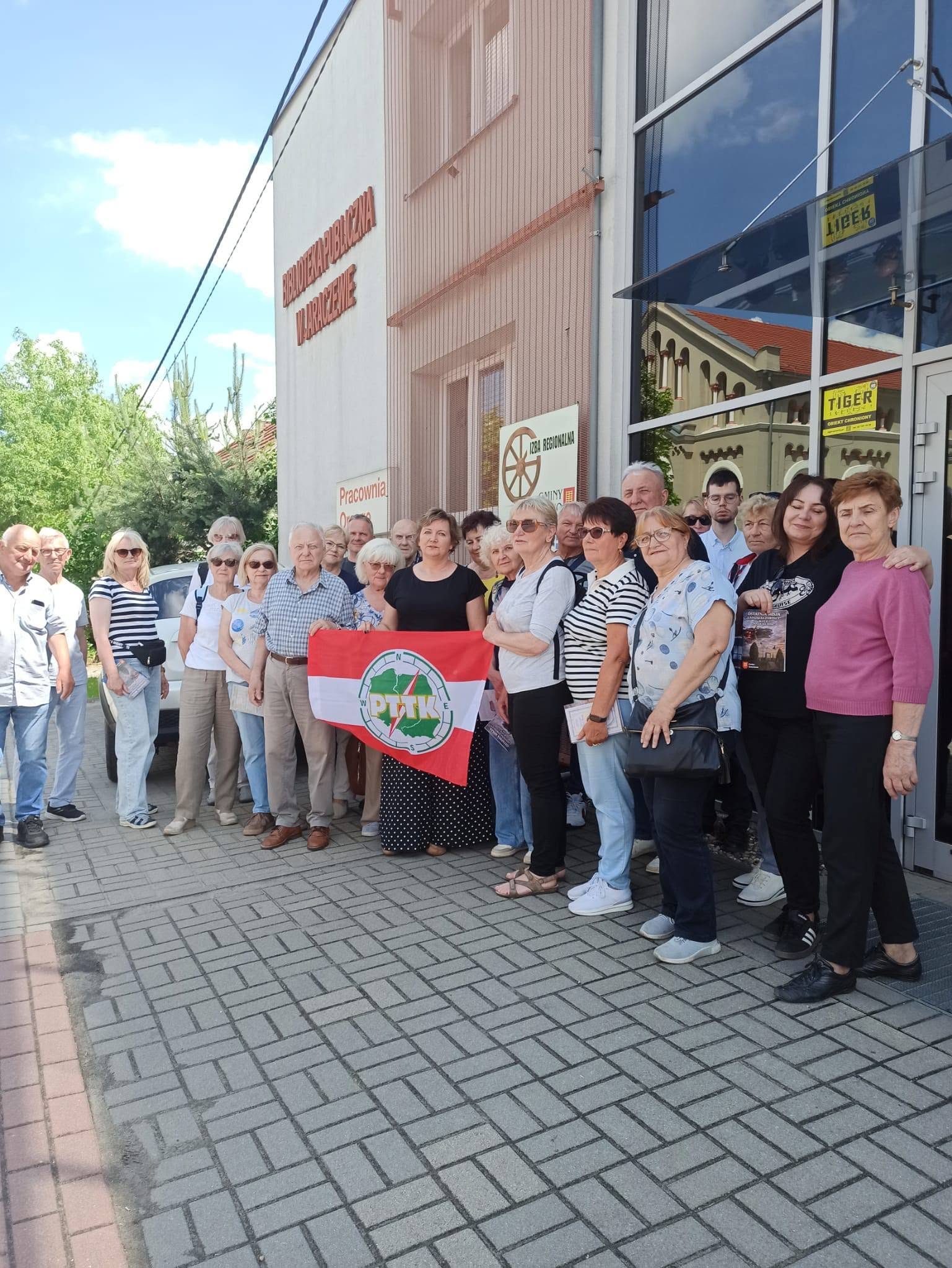 zdjęcie gości z PTTK przed biblioteką
