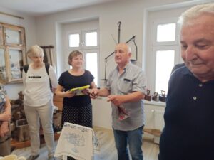 wręczenie podziękowania dla pani dyrektor