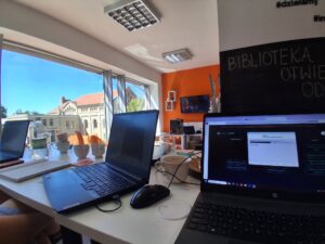 zdjęcie 3 komputerów