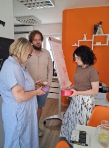 liderki pracowni oglądają filament do drukarki 3d