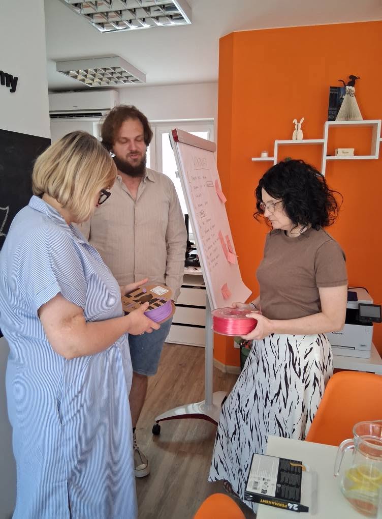 liderki pracowni oglądają filament do drukarki 3d
