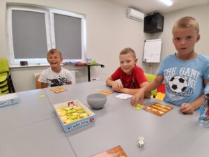 uśmiechnięci chłopcy grają w pełen kurnik