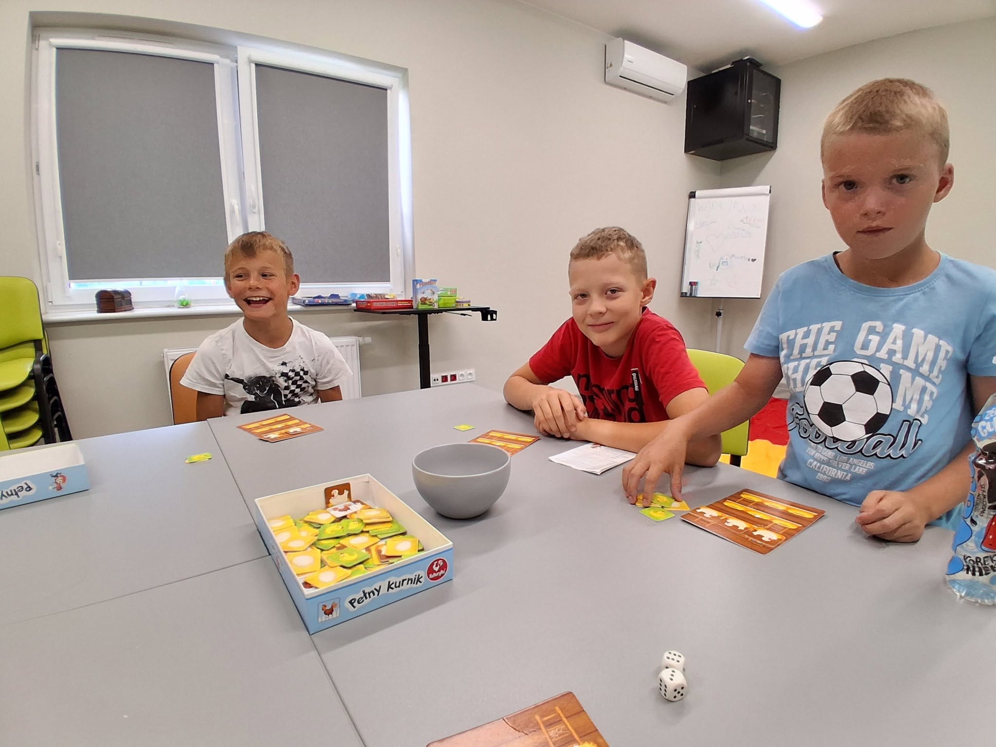 uśmiechnięci chłopcy grają w pełen kurnik
