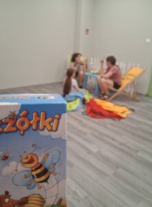 dziewczynki grają w karty