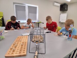 chłopcy zakrywają planszę do bingo