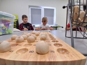 chłopcy zakrywają planszę do bingo