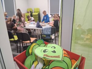 dzieci układają klocki