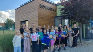 zdjęcie grupowe przed biblioteką