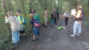 dzieci w parku szukają wskazanych przedmiotów