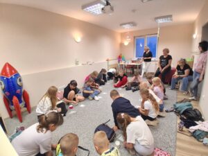 uczestnicy grają w bingo w bibliotece