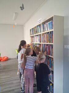 dzieci szukają wskazówek wśród książek