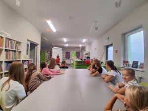 dzieci spisują kontrakt wydarzenia