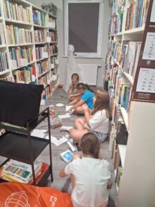 dzieci tworzą ducha biblioteki